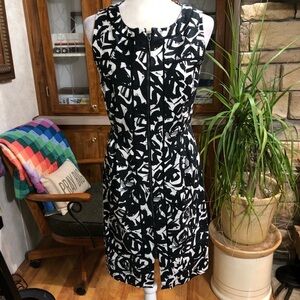 ADRIANNA PAPELL SIZE 8 BLACK & WHITE SLEEVELESS FRONT ZIP DRESS FRONT SPLIT HEM
